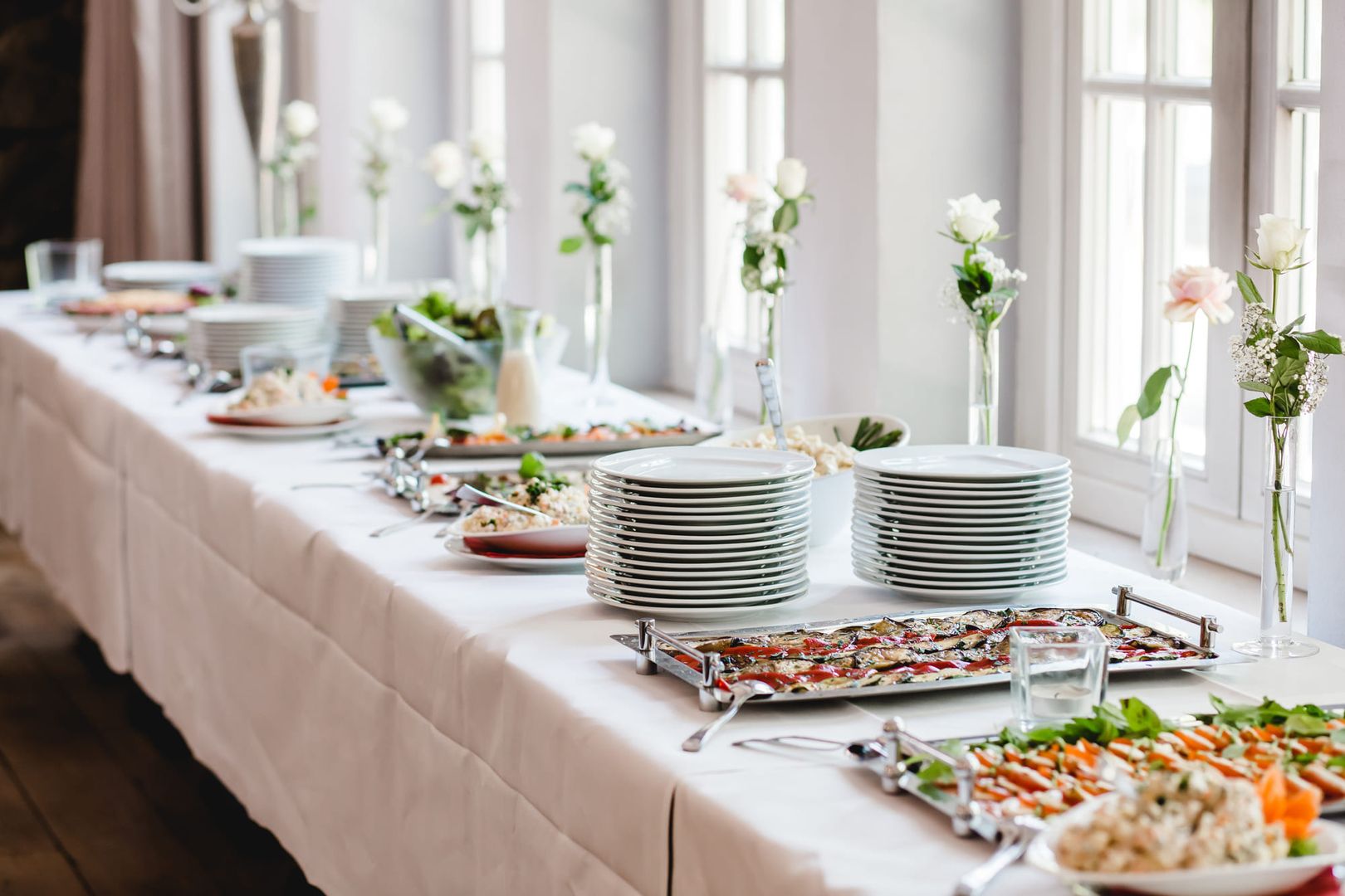 Buffet mit weißen Blumen