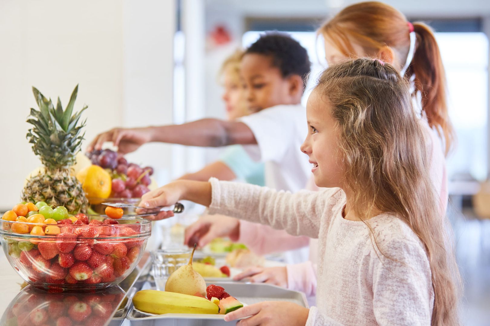 Kind an einem Frühstücksbuffet