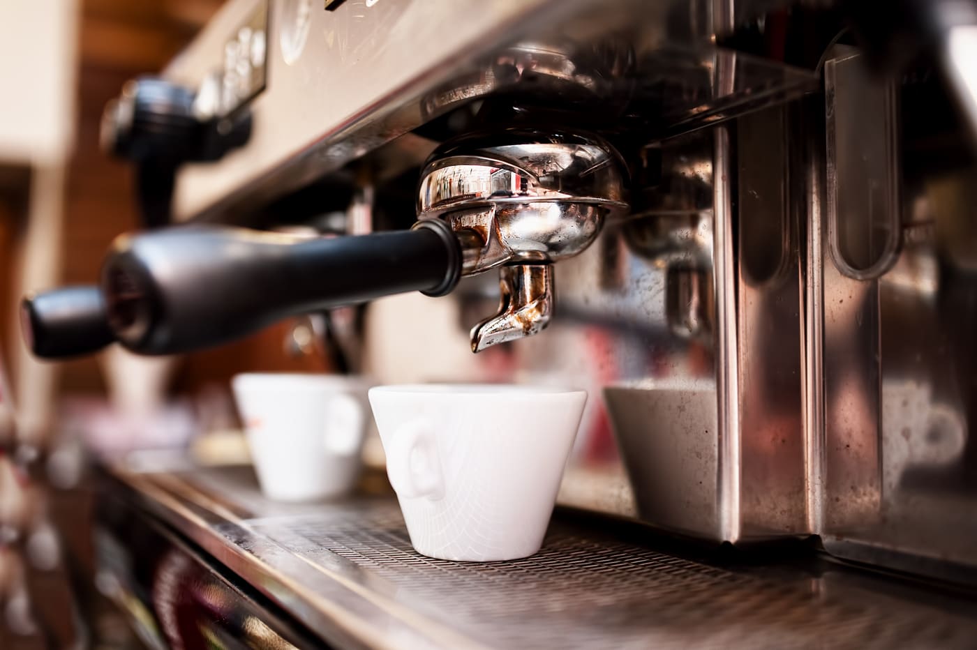 Kaffee an einer Kaffeemaschine
