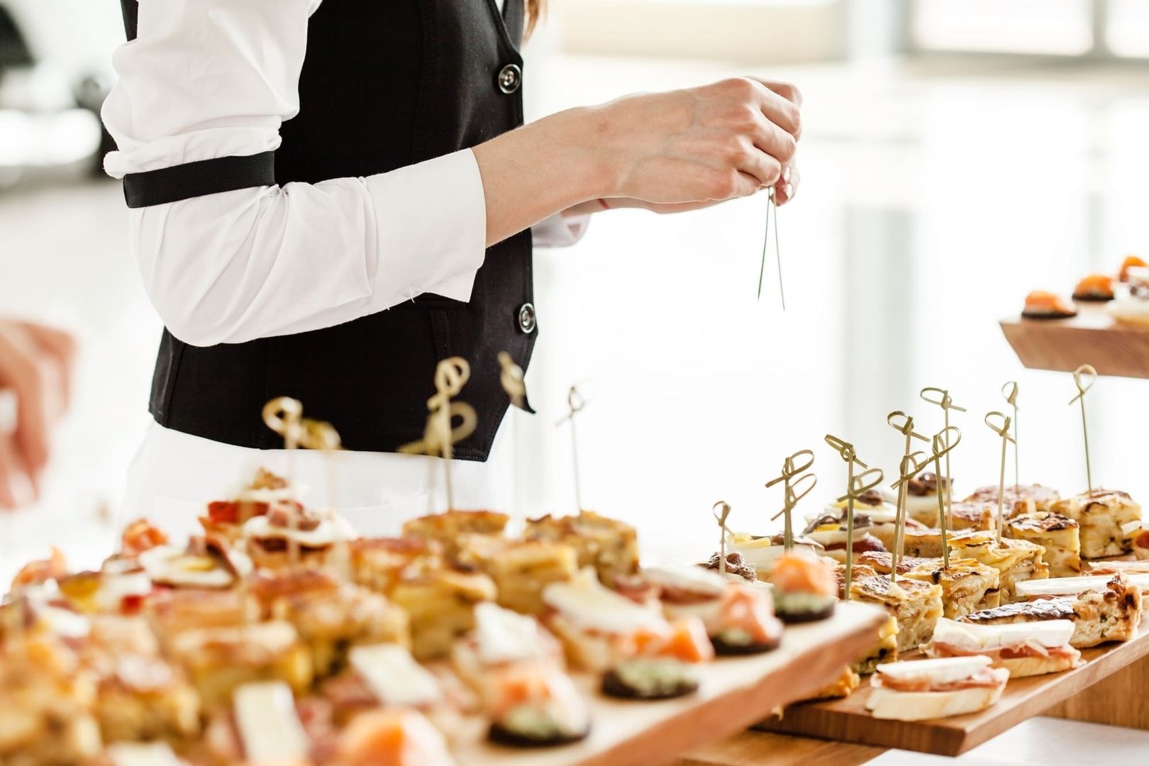 Angestellte stehen an einem Tisch mit Fingerfood