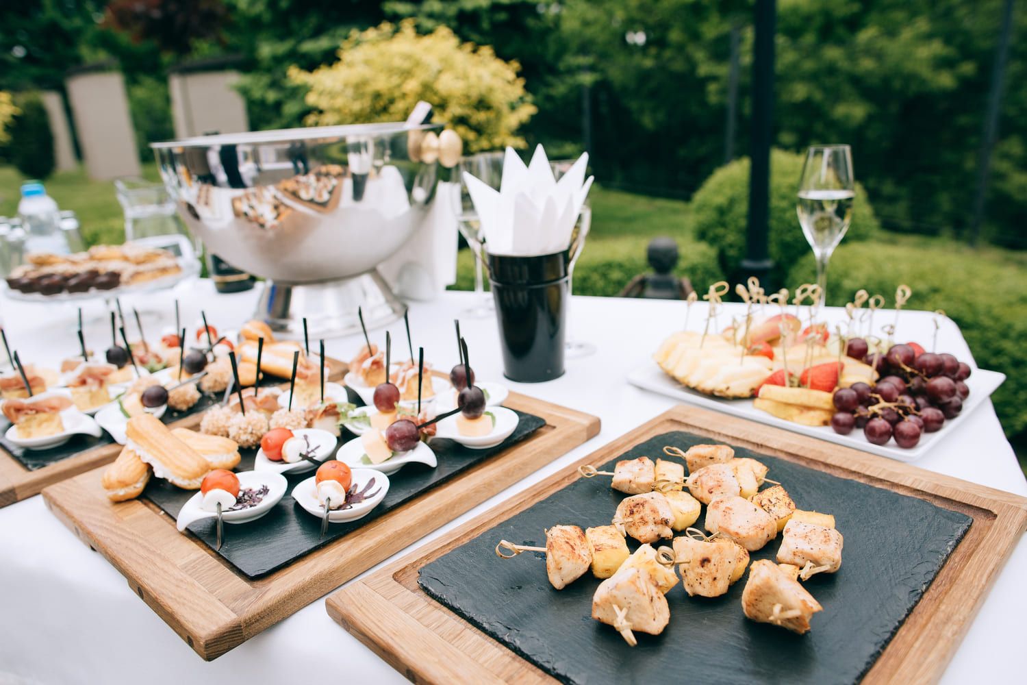 Catering auf einem Tisch im Garten